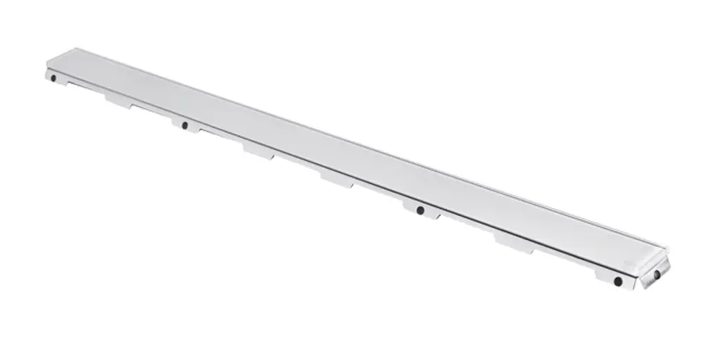 Tece-Produkt mit einer langen, schmalen Edelstahlabdeckung. Die Oberfläche ist glänzend und hat eine gerade Form. Montagemöglichkeiten sind an der Unterseite erkennbar.